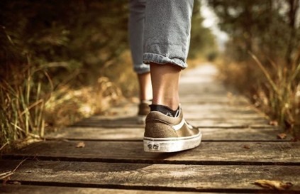 Đi bộ mỗi ngày giúp máu huyết lưu thông, giảm nguy cơ đột quỵ (Ảnh: Boldsky)