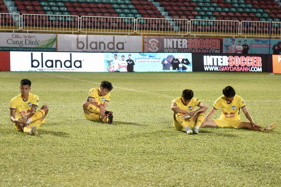 Sau khi trọng tài thổi còi mãn cuộc, các cầu thủ bên phía Hoàng Anh Gia Lai ngồi gục xuống sân trong sự thất vọng.