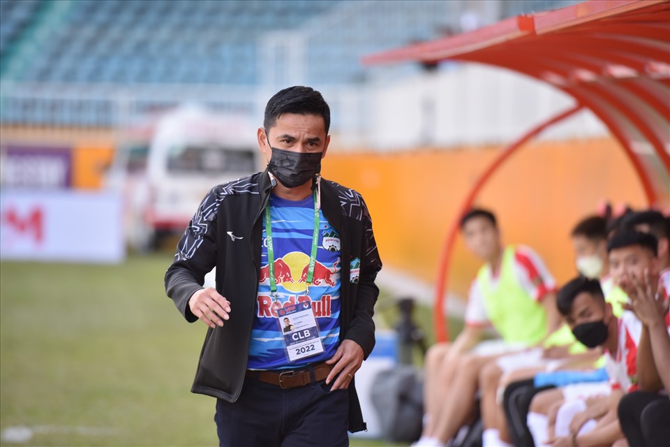 Huấn luyện viên Kiatisak vẫn còn rất nhiều việc phải làm với Hoàng Anh Gia Lai nếu không muốn bị các đội khác tạo khoảng cách quá xa. Sau vòng 4, V.League 2022 sẽ tạm dừng 4 tháng để nhường chỗ cho các đợt tập trung đội tuyển và U23 Việt Nam.