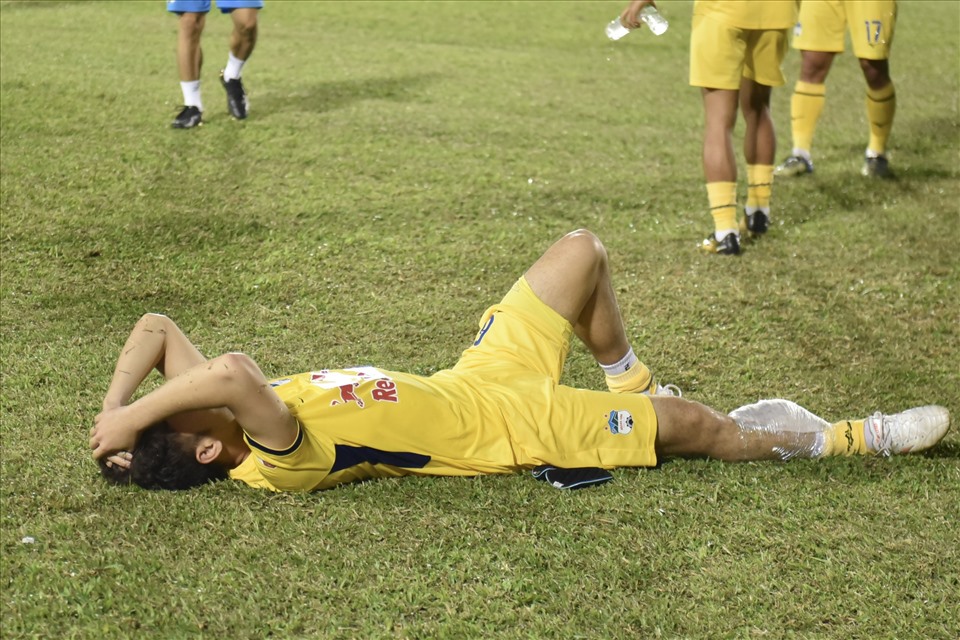Tiền vệ Lương Xuân Trường thất vọng nằm gục xuống sân sau khi trận đấu khép lại.