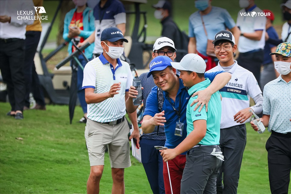 Các golfer chúc mừng chiến thắng của Anh Minh. Ảnh: VGA