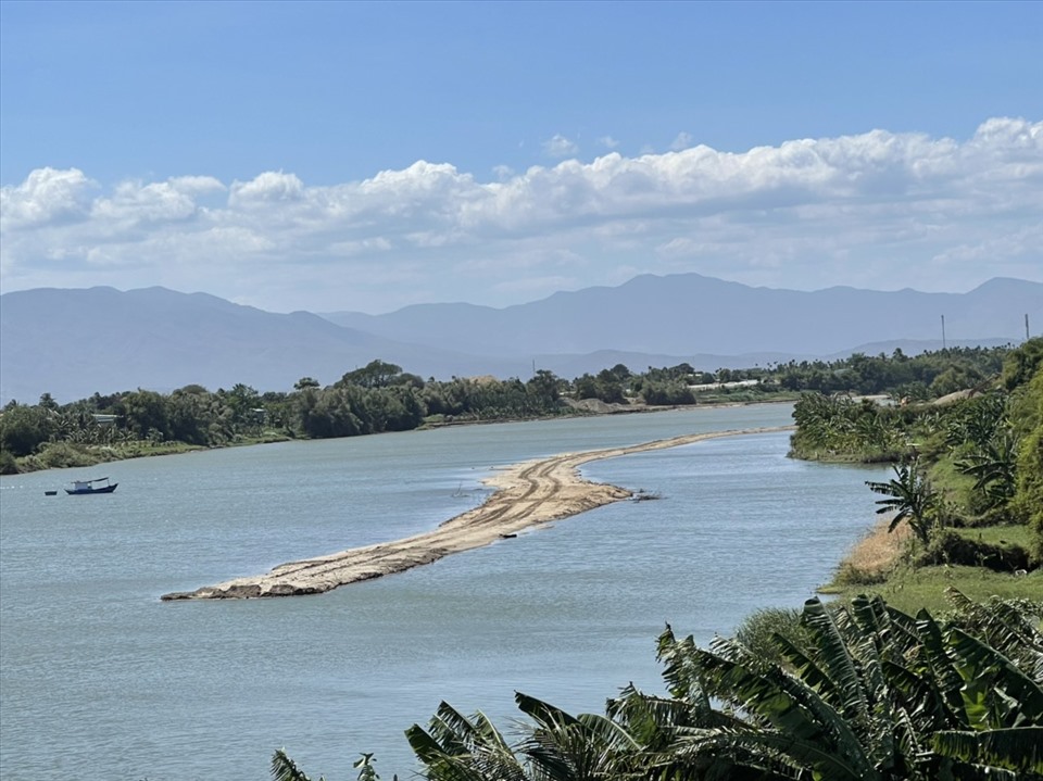 Công ty Bình Minh tự ý nắn dòng sông Dinh để hút cát.