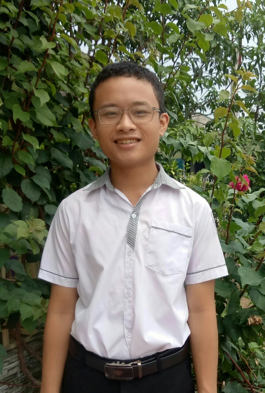 Em Trần Minh Hoàng, học sinh lớp 9E, Trường THCS Nguyễn Trãi (Nghi Xuân) sở hữu hàng loạt giải thưởng toán. Ảnh: La Giang