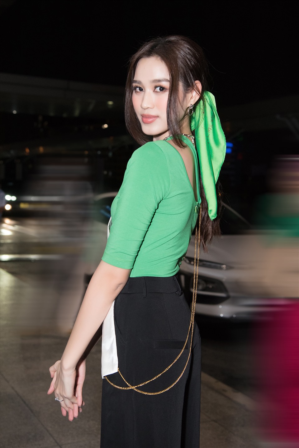 Xuất hiện tại sân bay lần này, Đỗ Hà diện cho mình bộ trang phục đơn giản, nữ tính với điểm nhấn là chiếc áo xanh cut-out