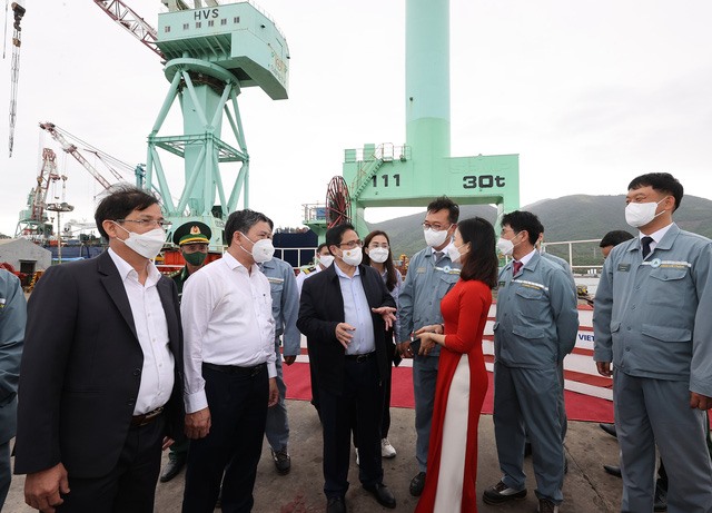 Thủ tướng cũng đề nghị Nhà máy Đóng tàu Hyundailàm tốt việc bảo vệ môi trường. Ảnh: VGP