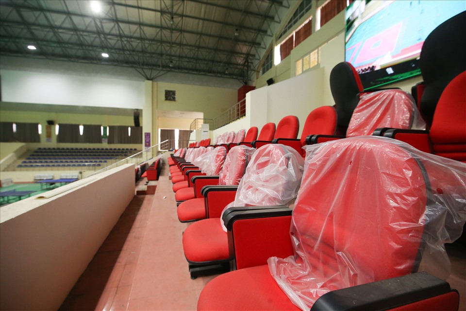 Hàng ghế khán đài VIP được lắp mới hoàn toàn để phục vụ Đại hội.