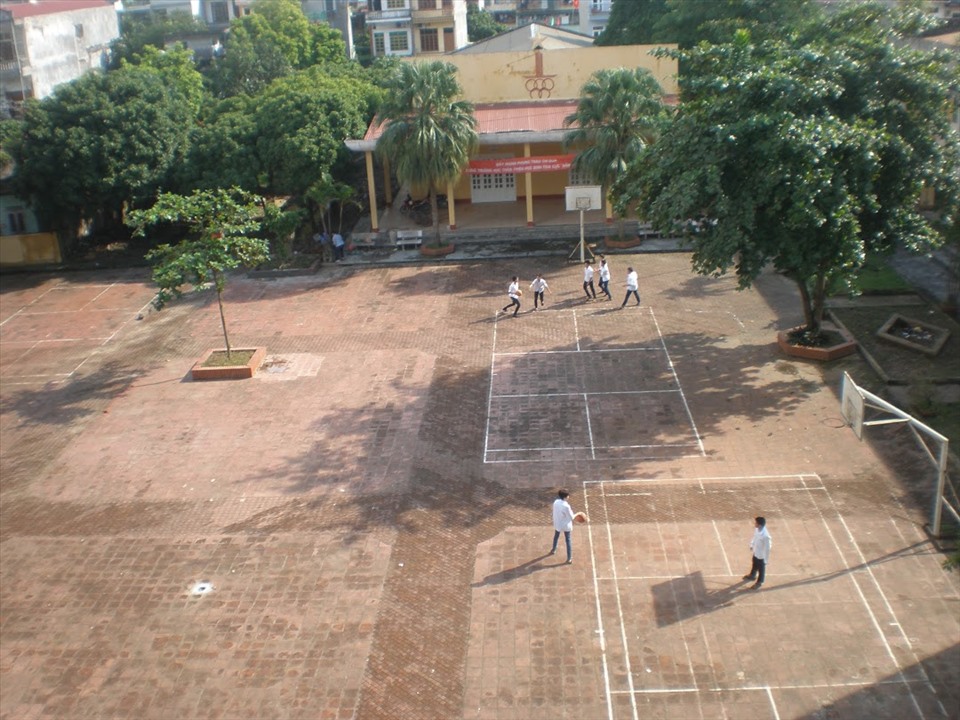 Học sinh trường THPT chuyên Hoàng Văn Thụ tỉnh Hòa Bình trong giờ ra chơi. Ảnh: HVT