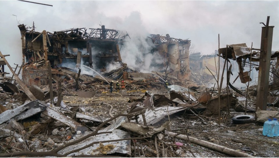 Một nhà máy giày bị phá hủy sau một cuộc không kích ở Dnipro, Ukraina ngày 11.3. Ảnh: AFP
