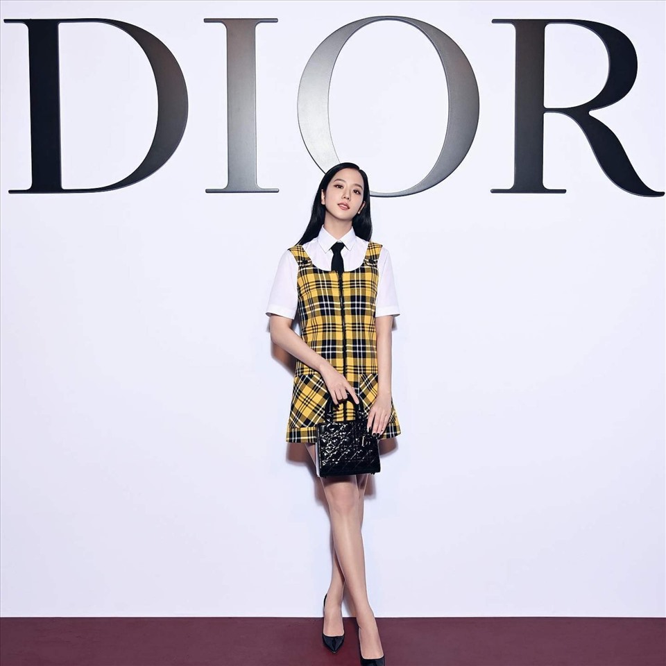 Bộ cánh Dior được Jisoo diện, gợi