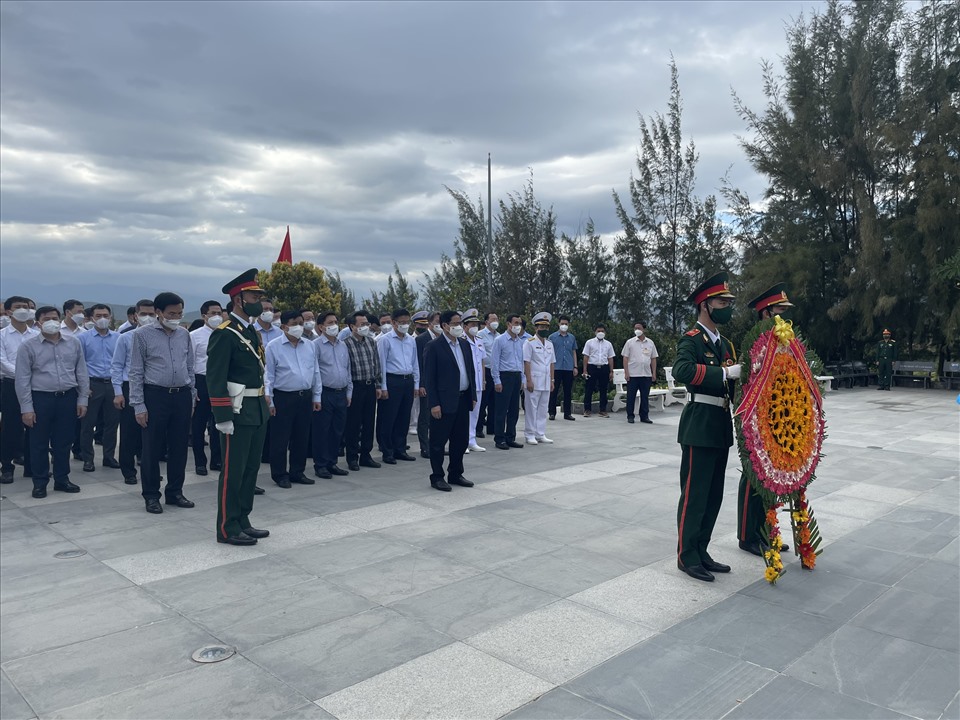 Thủ tướng Phạm Minh Chính cùng đoàn công tác đã dâng hương, hoa tưởng niệm 64 anh hùng, liệt sĩ đã hi sinh vì biển đảo thiêng liêng của Tổ quốc tại Khu tưởng niệm Chiến sĩ Gạc Ma