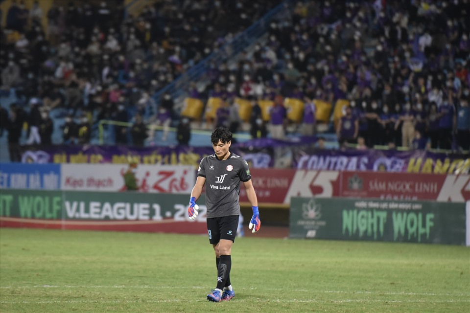 Thủ môn Bùi Tiến Dũng có trận bắt chính đầu tiên ở V.League 2022 khi thủ môn số 1 của TPHCM là Thanh Thắng dính chấn thương.