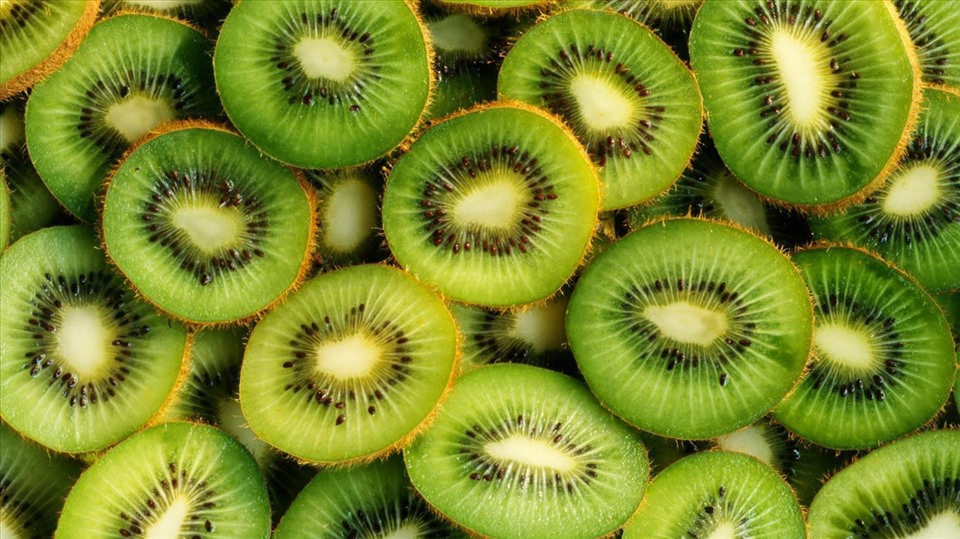 Kiwi là một trong những loại trái cây có chứa nhiều hàm lượng canxi tự nhiên. Ảnh: Xinhua
