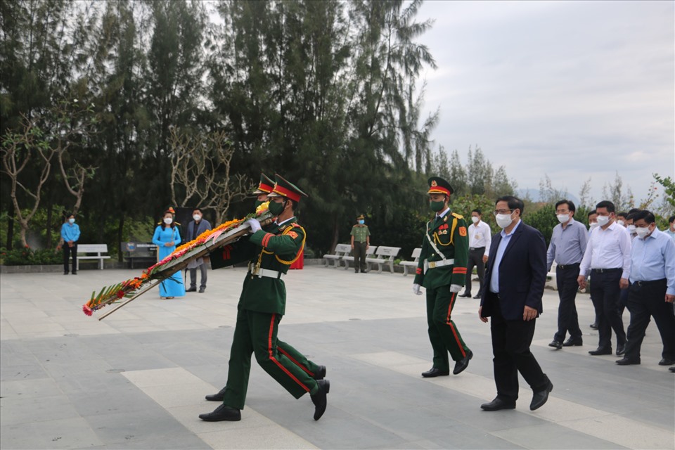 Ngày 12.3 Thủ tướng Phạm Minh Chính đã đến dâng hương tưởng niệm các anh hùng liệt sĩ Gạc Ma.