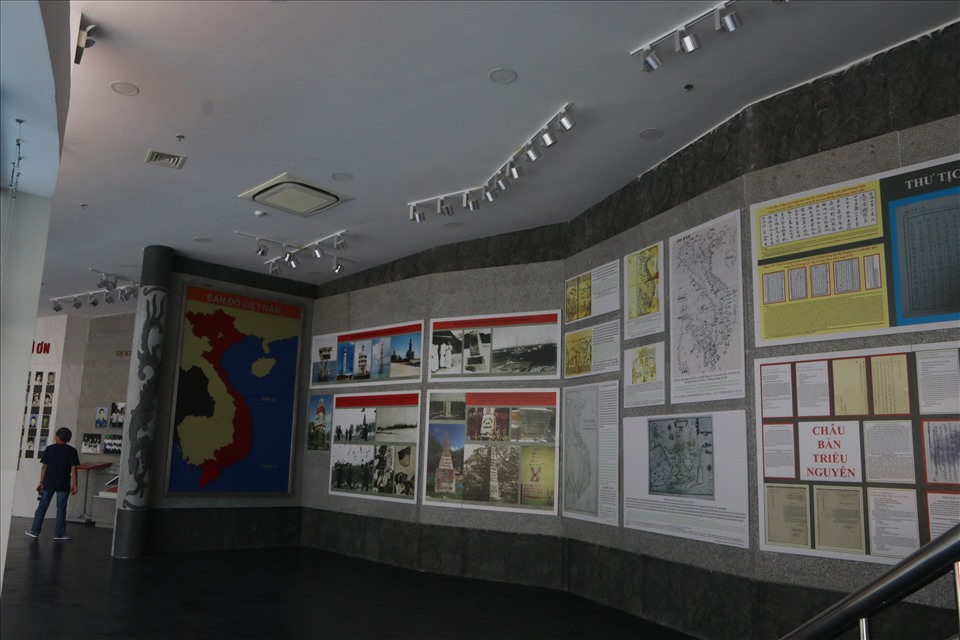 Những tư liệu, hình ảnh, bản đồ được trưng bày tại khu vực “quần  đảo Hoàng Sa, Trường Sa, biển đảo Việt Nam” là nơi đầu tiên giới thiệu đến khu khách khi đến bảo tàng ngầm.