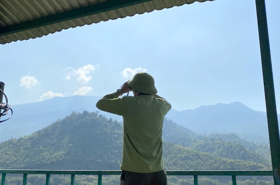 Cán bộ quản lý bảo vệ rừng Vườn Quốc gia Tà Đùng canh lửa, giữ màu xanh cho đại ngàn. Ảnh: Phan Tuấn