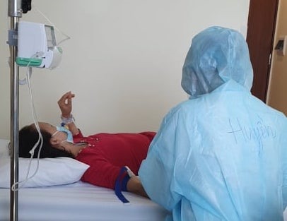 Chị Trang đưa mẹ vào nhập viện thì phát hiện tái nhiễm SARS-CoV-2. Ảnh: NVCC