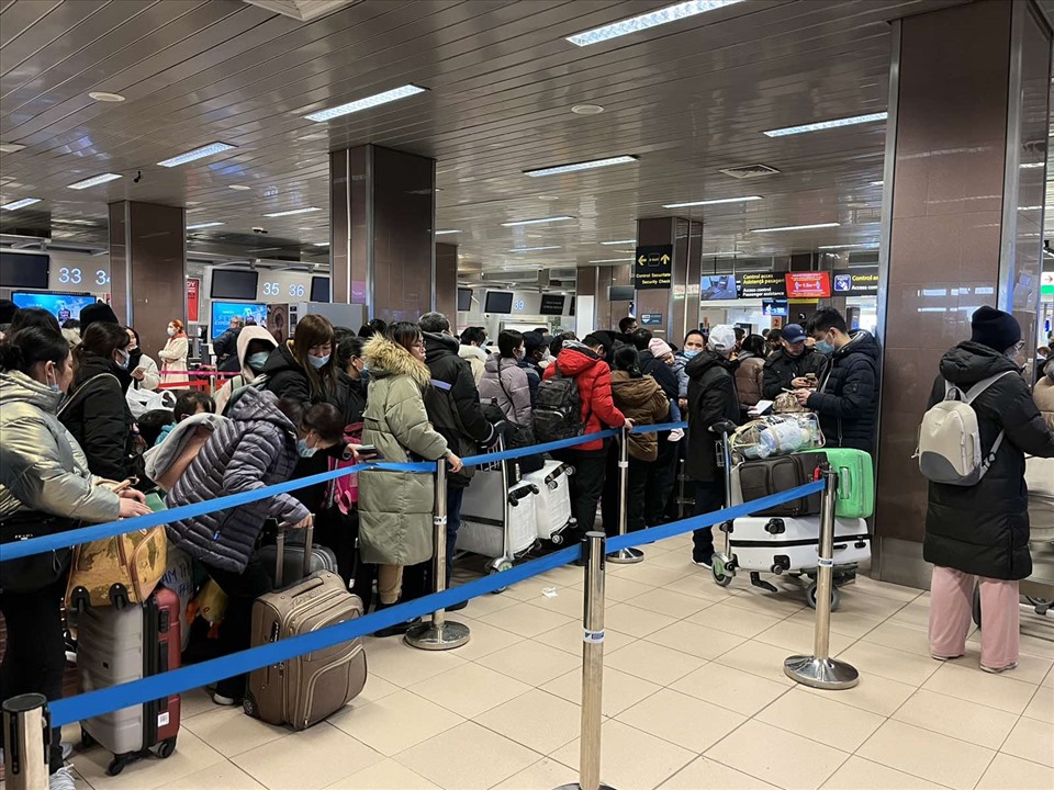 Người dân xếp hàng lên chuyến bay giải cứu tại sân bay Bucharest, Rumani. Ảnh: Sun Group cung cấp.