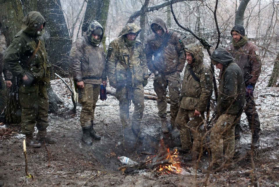 Tại cuộc họp báo ngày 12.3, Tổng thống Volodymyr Zelensky tiết lộ, có khoảng 1.300 binh sĩ quân đội Ukraina thiệt mạng trong cuộc xung đột đang diễn ra giữa Nga và Ukraina. Đây là lần đầu tiên Kiev đưa ra con số thống kê thiệt hại về người kể từ khi Mátxcơva bắt đầu chiến dịch quân sự tại nước này. Ảnh Các binh sĩ Ukraine đốt lửa sưởi ấm tại vùng Luhansk vào ngày 3.3: AFP
