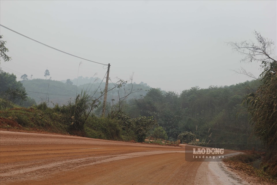 Ngày 13.3, theo phản ánh của người dân, PV có mặt tại tỉnh lộ 163 đoạn qua địa phận xã Báo Đáp, huyện Trấn Yên, ghi nhận hàng km đường bùn đất lầy lội, nhếch nhác.
