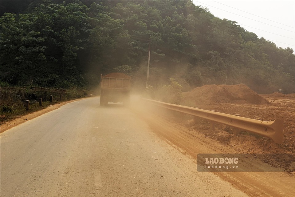 Quá trình vận chuyển, các xe chở đất từ công trình thường xuyên không che chắn bạt, đất quá thành thùng di chuyển đến các điểm đổ tràn lan trên địa bàn xã Báo Đáp, huyện Trấn Yên.