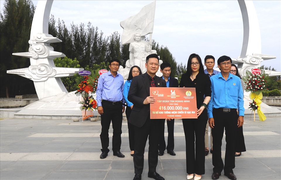 Thông qua Quỹ xã hội từ thiện Tấm lòng vàng Báo Lao Động, Tập đoàn Tân Hoàng Minh trao tặng 416 triệu đồng cho Ban Quản lý khu tưởng niệm chiến sĩ Gạc Ma. Ảnh HL