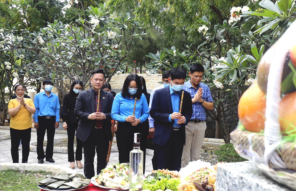 đoàn công tác của Tổng LĐLĐ Việt Nam, Báo Lao Động đã tổ chức dâng hương hoa tại Khu tưởng niệm Chiến sĩ Gạc Ma nhân dịp tưởng nhớ 64 chiến sĩ Hải quân nhân dân Việt Nam đã hy sinh trong sự kiện Gạc Ma ngày 14.3.1988.