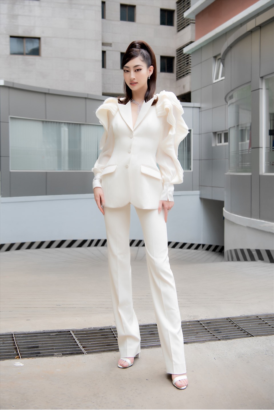 Đương kim Hoa hậu Lương Thuỳ Linh xuất hiện trong thiết kế độc đáo đến từ NTK Jenny K Trần. Cô vừa đảm nhận cương vị đại sứ Miss World Vietnam 2022 vừa nắm giữ vai trò thành viên ban giám khảo. Nàng hậu sinh năm 2000 vừa trở về nước sau hơn 1 tuần tham dự Paris Fashion Week 2022 với vai trò khách mời.