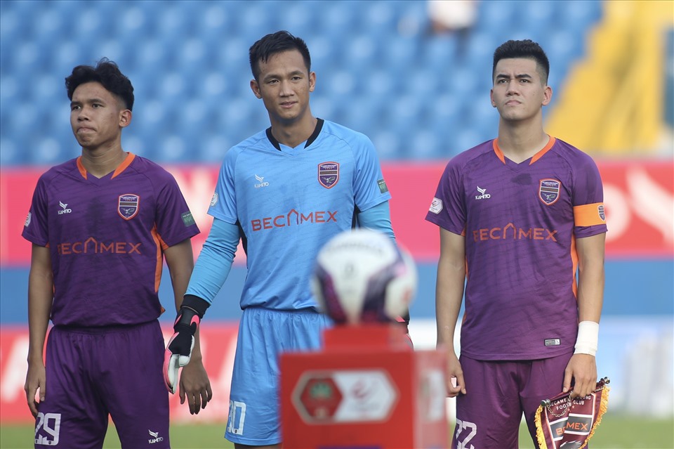 Chiều 13.3, Bình Dương có trận gặp Hải Phòng ở vòng  4 V.League 2022. Do tiền vệ Tô Văn Vũ dính chấn thương nên Tiến Linh (phải) là người mang băng đội trưởng của Bình Dương trong trận đấu này.