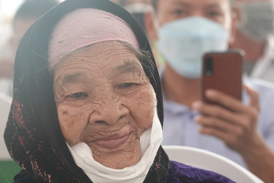Bà Hà Thị Liên (92 tuổi) - mẹ liệt sĩ Đào Kim Cương ở Hà Tĩnh đôi mắt đăm chiêu thương nhớ con. Ảnh: TT.