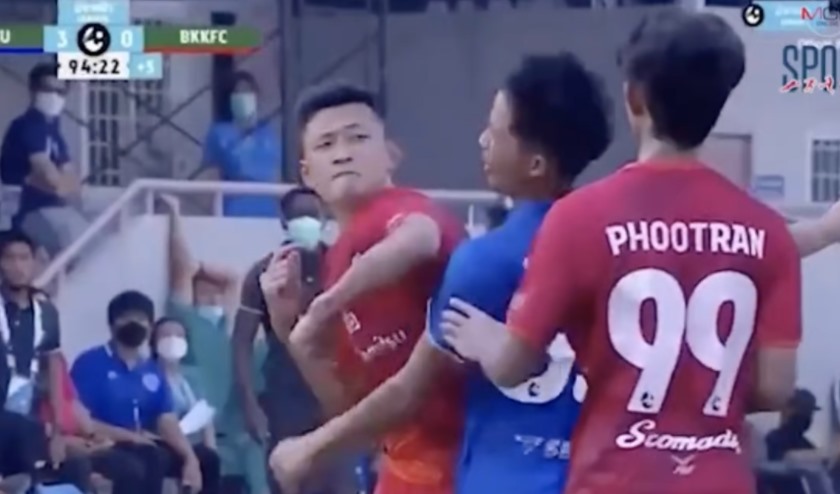 Tình huống bạo lực của cầu thủ Aitsaret diễn ra tại một trận đấu của Thai League 3. Ảnh: Chụp màn hình