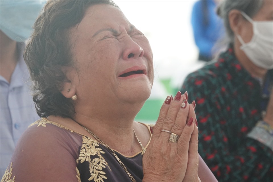 Bà Nguyễn Thị Hằng - mẹ liệt sĩ Hoàng Ánh Đông đến từ tỉnh Quảng Trị xúc động nghẹn ngào tại buổi lễ. Ảnh: Trần Tuấn