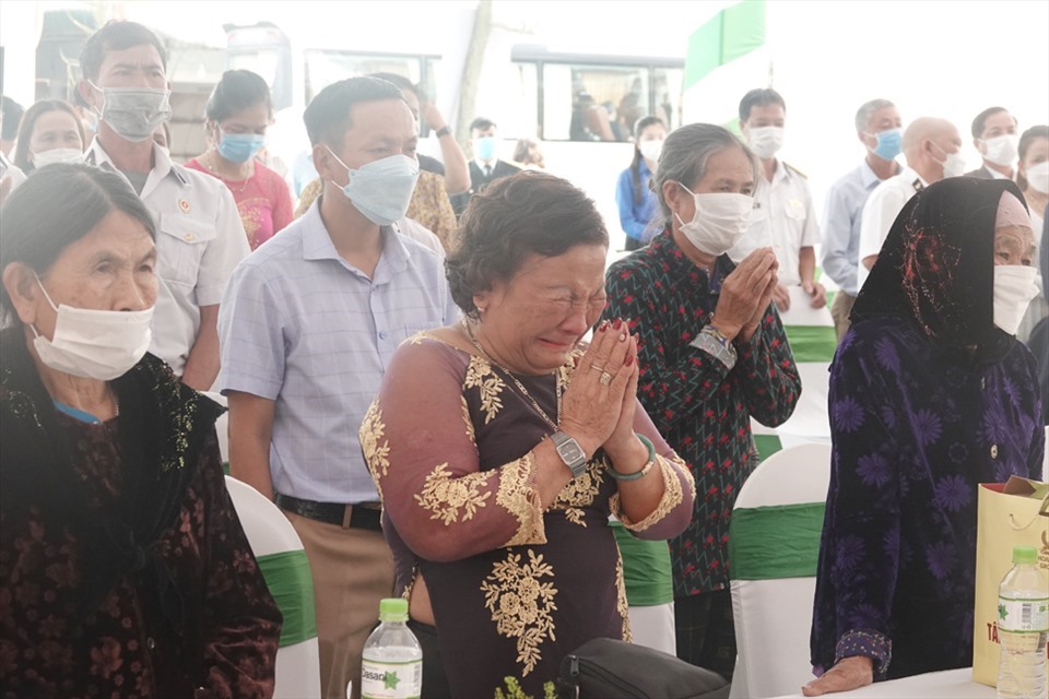 Bà Nguyễn Thị Hằng - mẹ liệt sĩ Hoàng Ánh Đông đến từ tỉnh Quảng Trị xúc động nghẹn ngào tại buổi lễ. Ảnh: Trần Tuấn