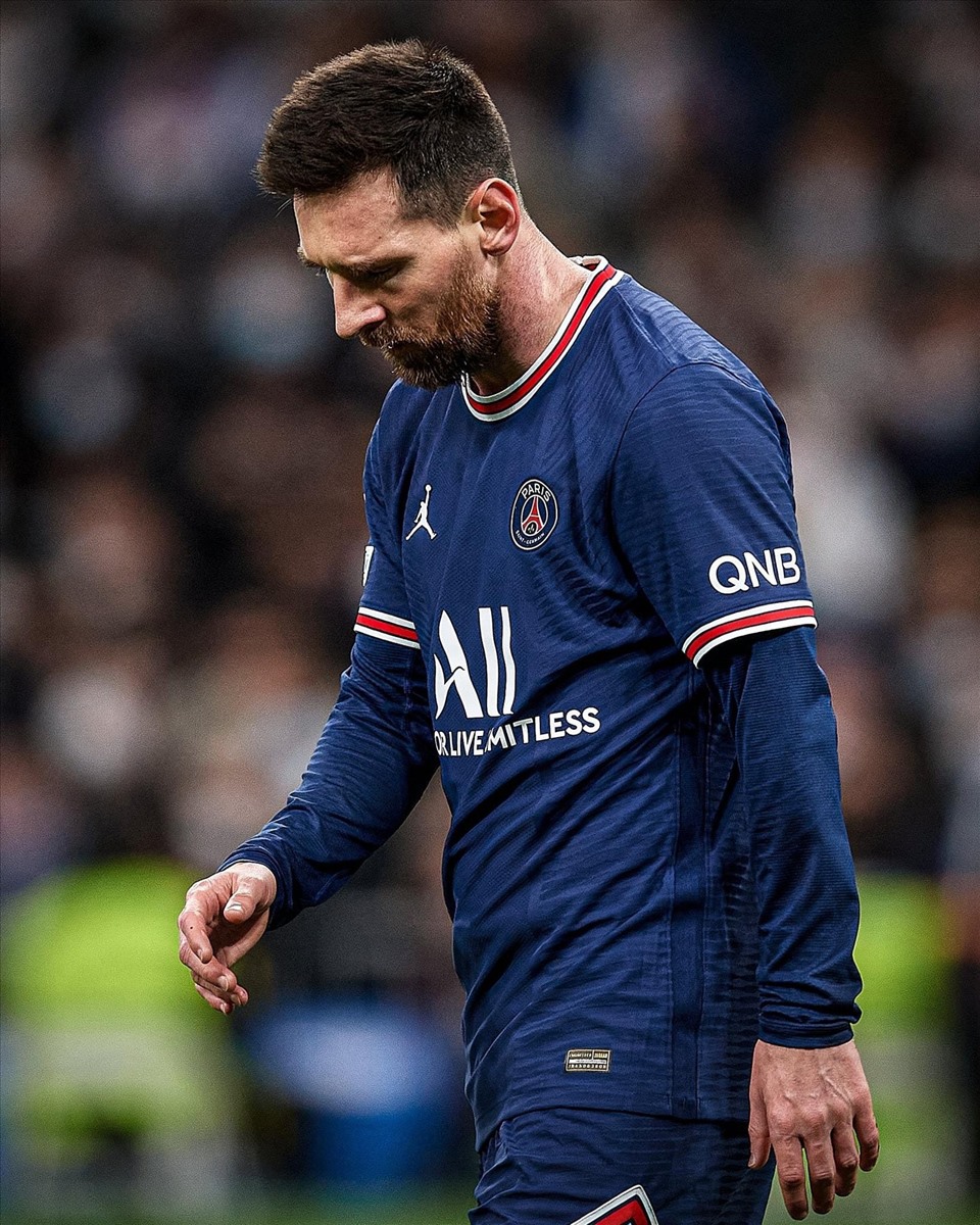 Messi đang liên tục bị các cổ động viên PSG la ó trên khán đài.    Ảnh: Goal