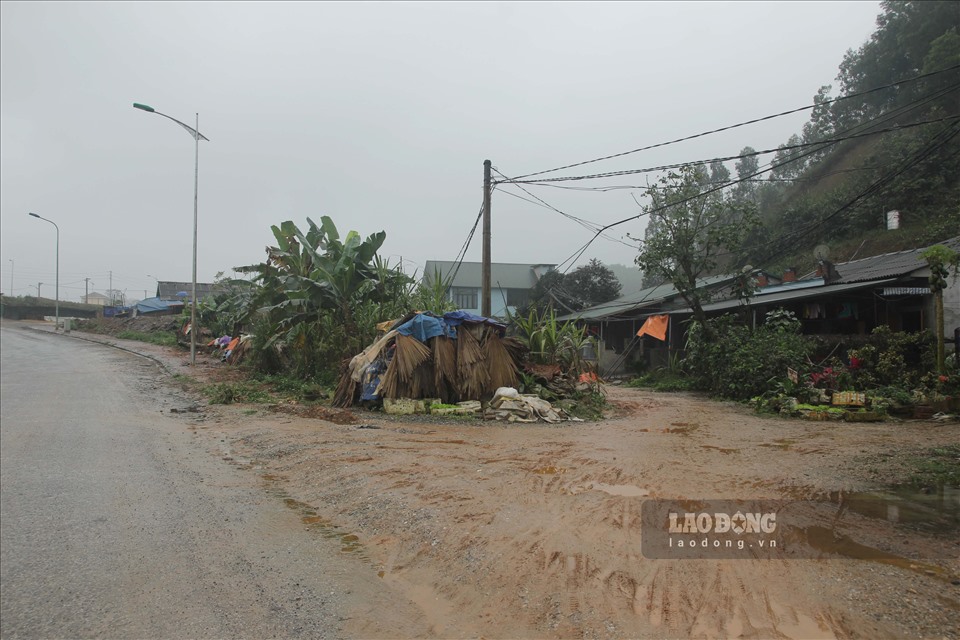 Nằm giữa các đường nhựa to đẹp, người dân tổ dân phố 6 vẫn phải đi đường đất.