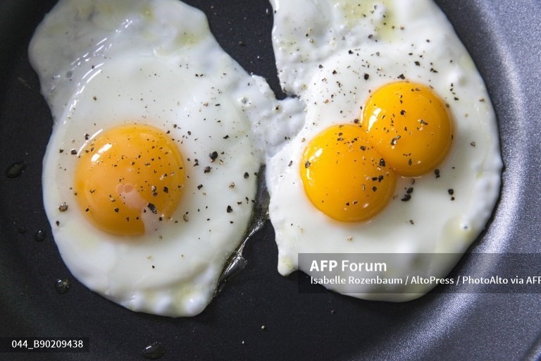 1. Trứng là thực phẩm có hàm lượng calo thấp, giúp bạn nhanh no từ đó hỗ trợ giảm cân hiệu quả. Các nghiên cứu cho thấy, những người thừa cân ăn trứng thay cho bánh mì có xu hướng no lâu hơn trong 36 giờ tiếp theo. Ngoài ra, người ăn sáng với trứng trong 8 tuần có khả năng giảm cân cao hơn người không ăn trứng.