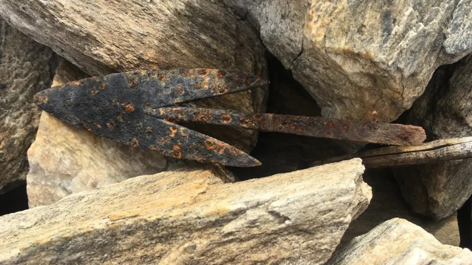 Một đầu mũi tên bằng sắt được tìm thấy tại Sandgrovskaret, Na Uy. Ảnh: Espen Finstad/Secretsoftheice.com
