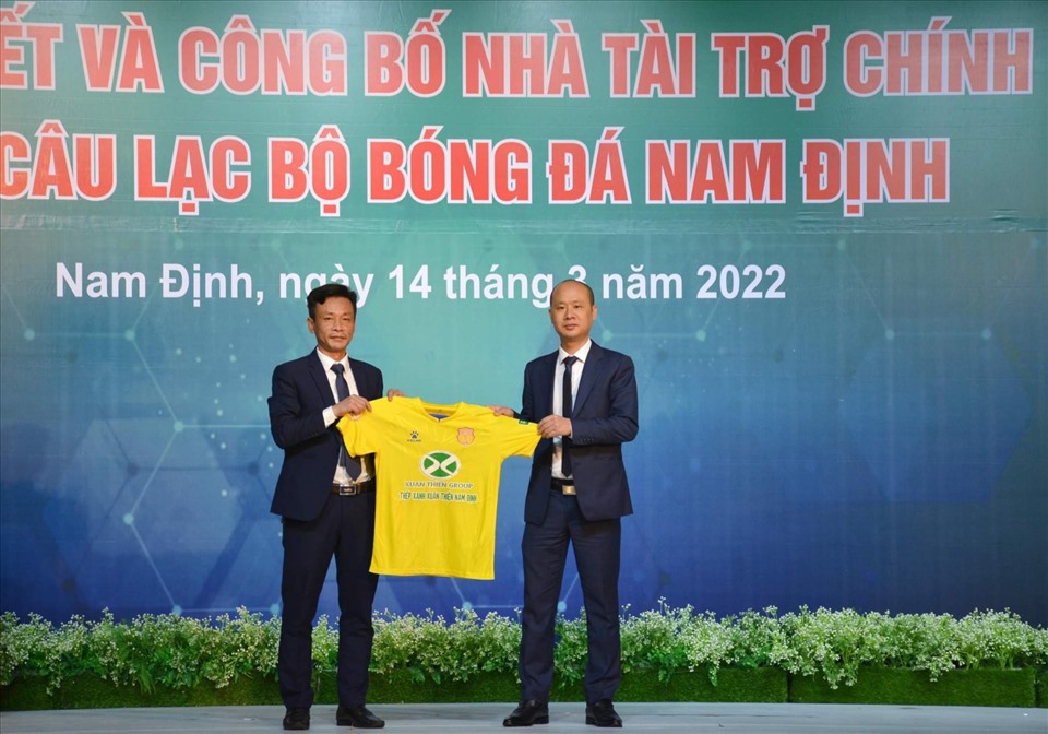 Đại điện CLB bóng đá Nam Định tặng áo thi đấu lưu niệm của đội bóng cho đại diện lãnh đạo nhà tài trợ. Ảnh: T.D
