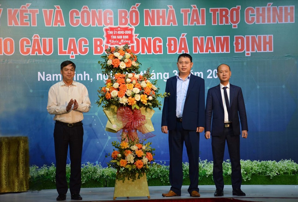 CLB bóng đá Nam Định ra mắt nhà tài trợ chính mới
