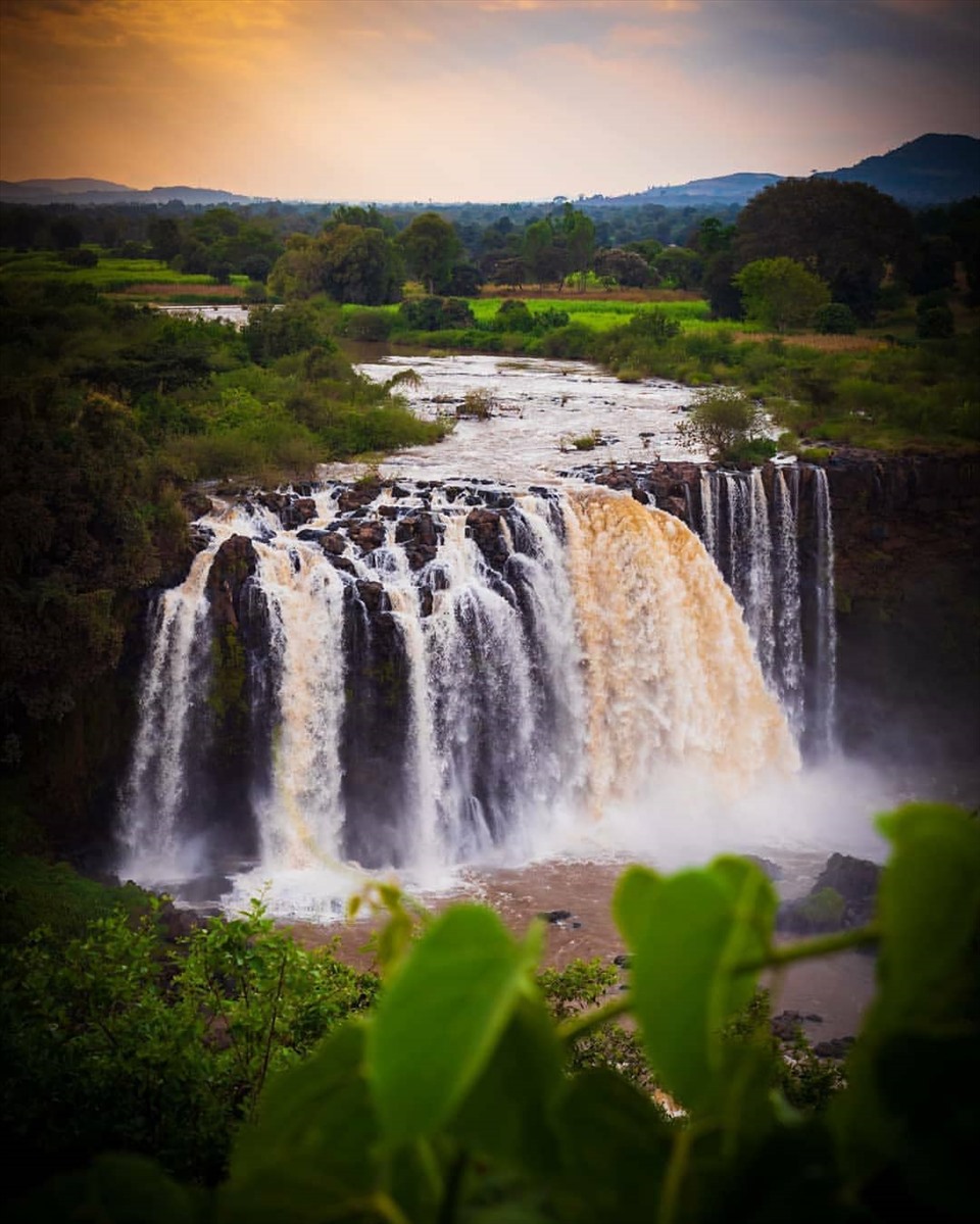 Ngắm dòng thác đẹp nhất thế giới ở châu Phi
