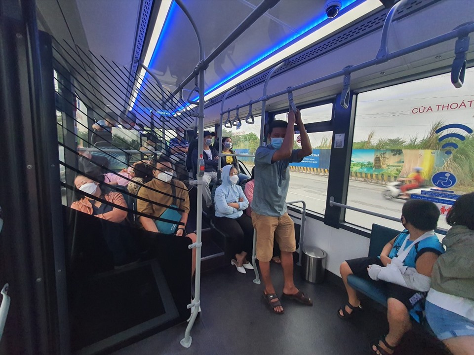 Sản lượng khách đi xe buýt ở TPHCM tăng dần sau khi xăng tăng giá. Ảnh: Chân Phúc