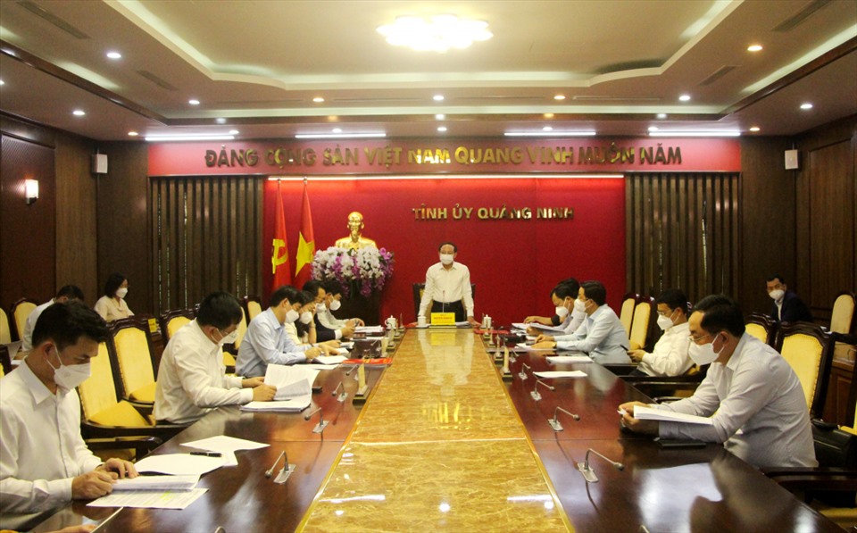 Thường trực Tỉnh ủy Quảng Ninh họp cho ý kiến về một số hoạt động, sự kiện triển khai chương trình mở cửa du lịch ngày 14.3. Ảnh: Thu Chung