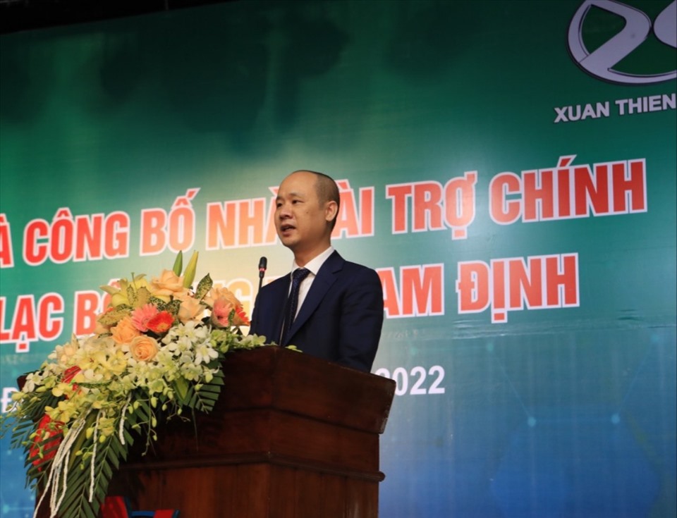 Ông Vũ Cảnh Tuân, Phó tổng giám đốc Tập đoàn Xuân Thiện phát biểu tại buổi lễ ký kết và ra mắt nhà tài trợ chính cho CLB bóng đá Nam Định. Ảnh: NT