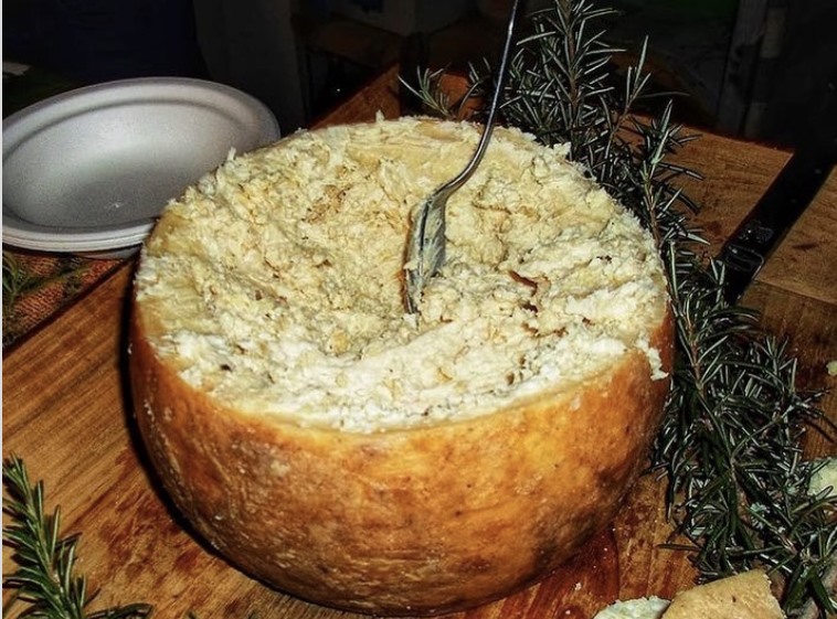 Món ăn “khó nuốt” nhất thế giới - Pho mát thối. Ảnh: Instagram apsarakitchen