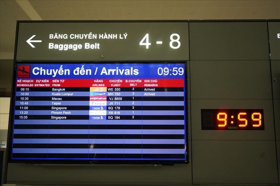 Theo đại diện Cảng Hàng không Quốc tế Tân Sơn Nhất, đa số các chuyến bay trong ngày chỉ có khoảng vài chục đến hơn 100 khách/chuyến. Nhìn chung các chuyến bay đi và đến đều không chạy hết công suất nhưng các hãng vẫn duy trì đường bay để phục vụ khách. Một số chuyến bay cũng có khách nối chuyến tại Việt Nam để bay tới điểm tiếp theo.