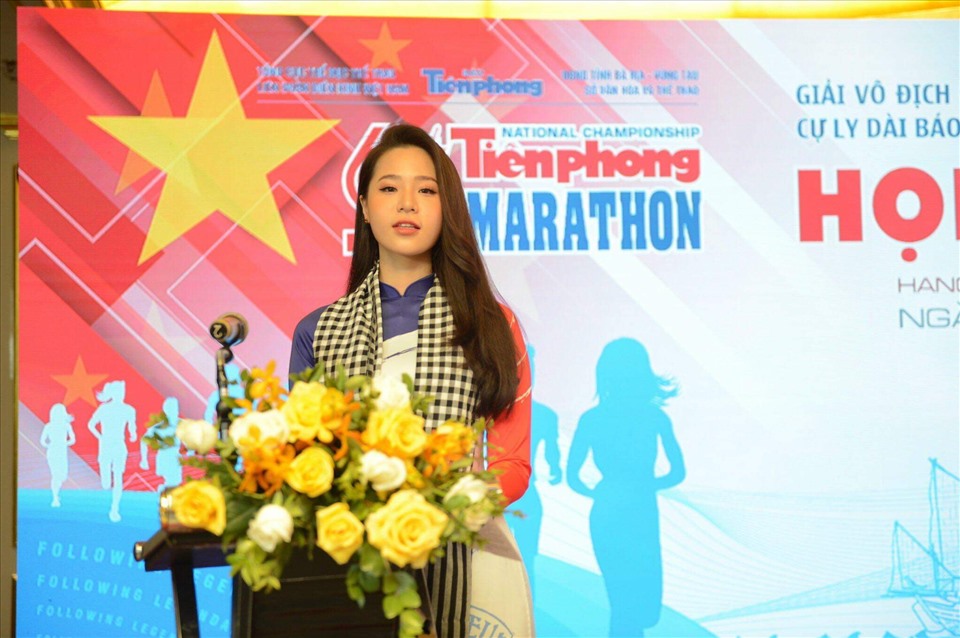 Người đẹp biển Hoa hậu Việt Nam 2018 hoàng Bảo Châu xuất hiện với vai trò MC của buổi họp báo.