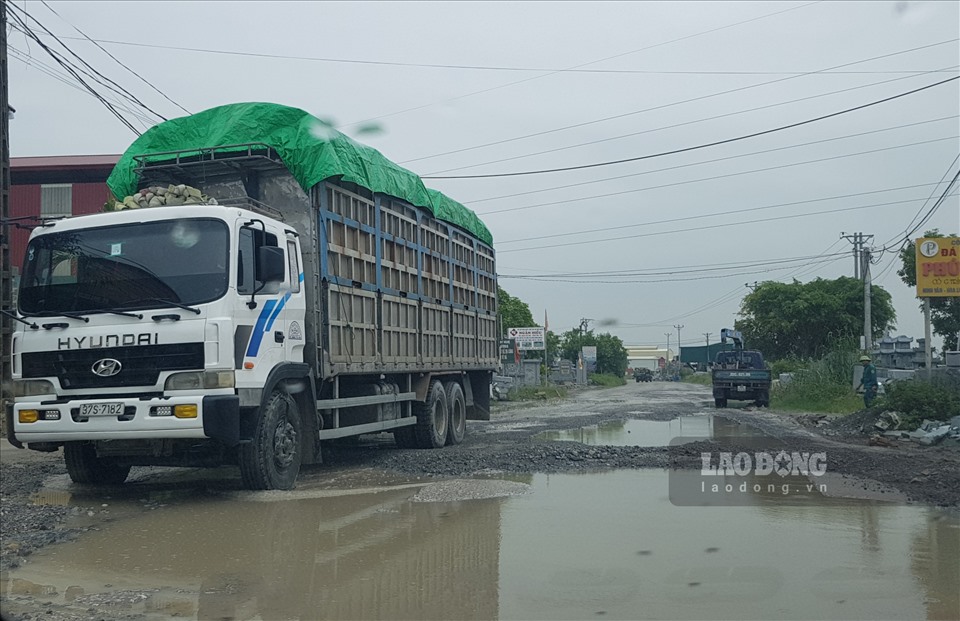 Tuyến đường trục xã Ninh Vân (huyện Hoa Lư, Ninh Bình) bị xe tải cày nát tương. Ảnh: NT