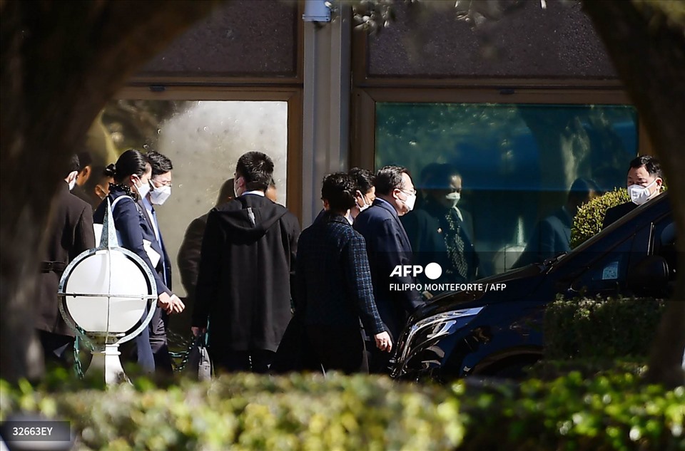Phái đoàn ngoại giao Trung Quốc rời khách sạn Cavalieri Waldfor Astoria ở Rome, nơi Cố vấn An ninh Quốc gia Mỹ Jake Sullivan gặp Uỷ viên Bộ Chính trị Trung Quốc Dương Khiết Trì, ngày 14.3.2022. Ảnh: AFP