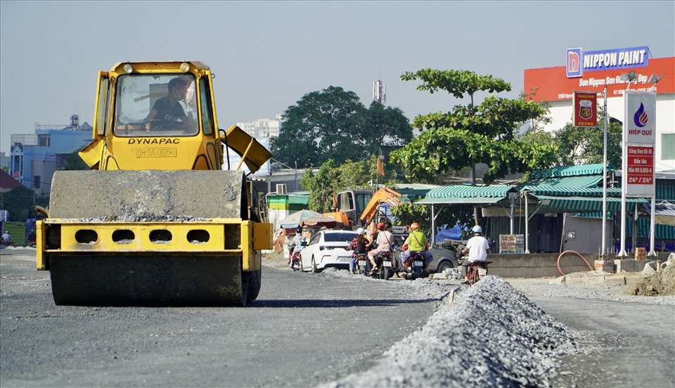 Hiện đoạn gần giao lộ Huỳnh Tấn Phát, mặt đường tuyến Nguyễn Văn Linh đã được trải nhựa, đang hoàn thiện vỉa hè. Phần còn lại, đường đã được mở rộng qua hai bên và nhà thầu đang tập trung đắp nền, thi công hệ thống hạ tầng kỹ thuật nhằm đồng bộ toàn tuyến.