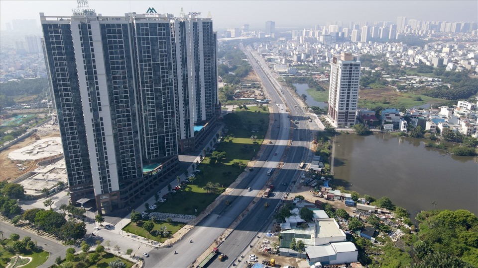 Sau nhiều tháng thi công, đường Nguyễn Văn Linh đoạn từ giao lộ Huỳnh Tấn Phát đến Nguyễn Thị Thập (quận 7) được nâng từ 6 lên 10 làn xe, giúp xóa điểm ùn ứ tuyến giao thông huyết mạch phía Nam TPHCM.