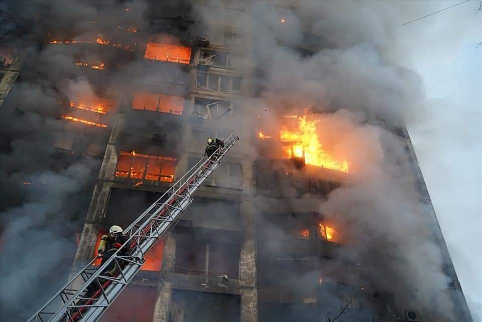 Vụ pháo kích làm cháy chung cư 15 tầng. Ảnh: AFP